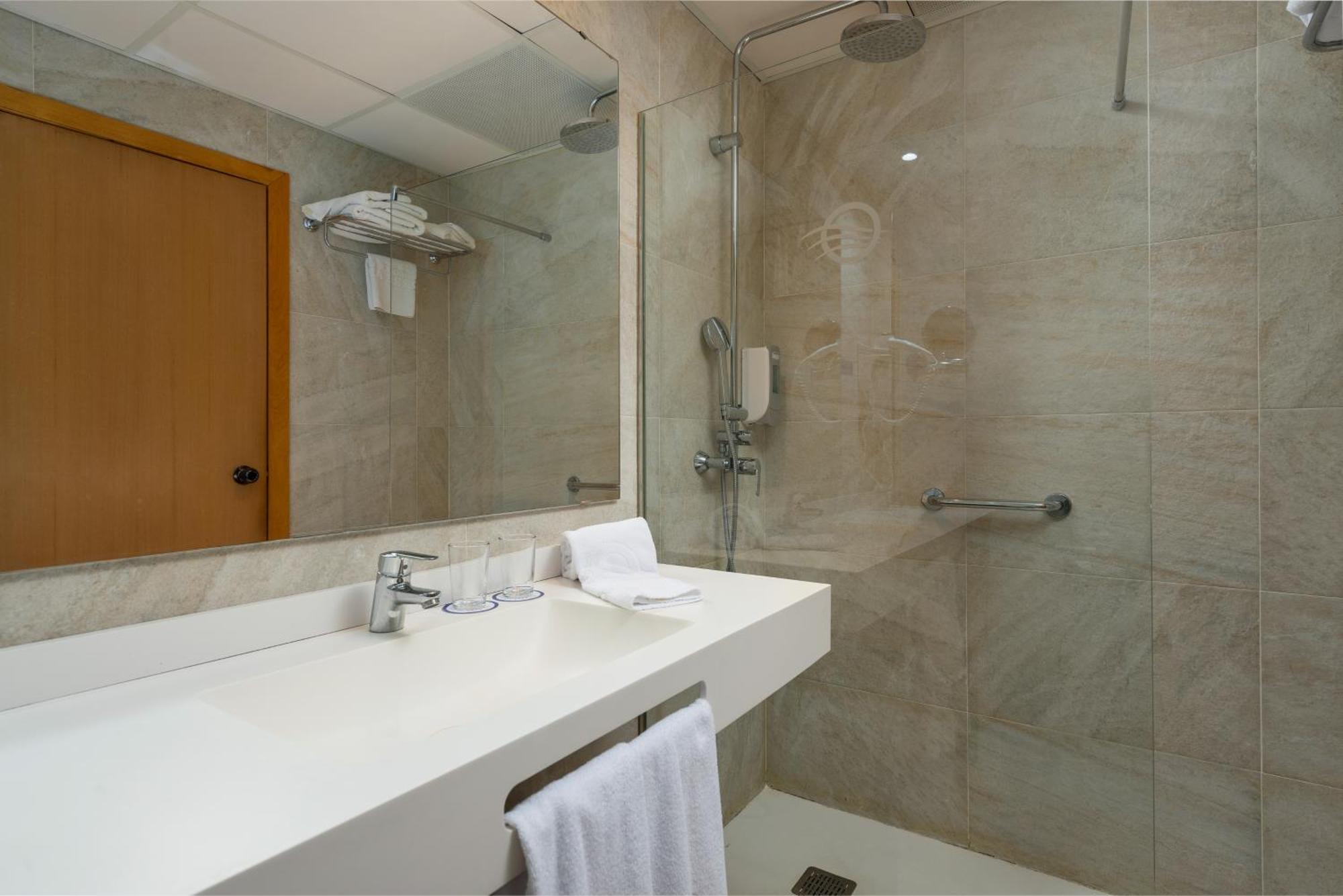 Camera Matrimoniale/Doppia con Letti Singoli con Letto Supplementare e Balcone (3 Adulti)