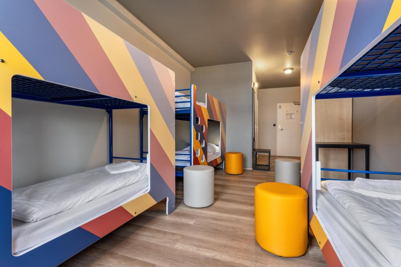 Cama en habitación compartida femenina de 6 camas