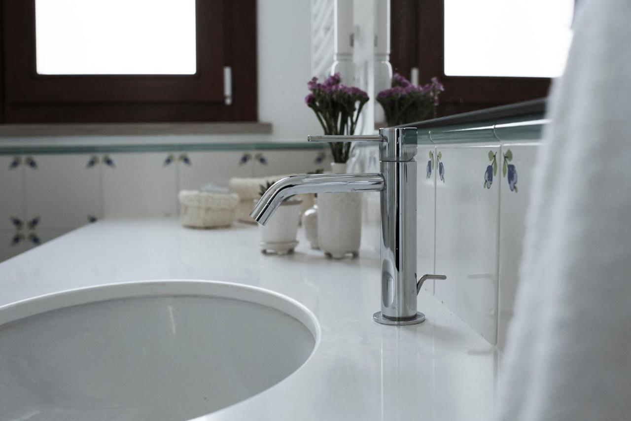 Deluxe Double Room Shower,1034132348:JPEG