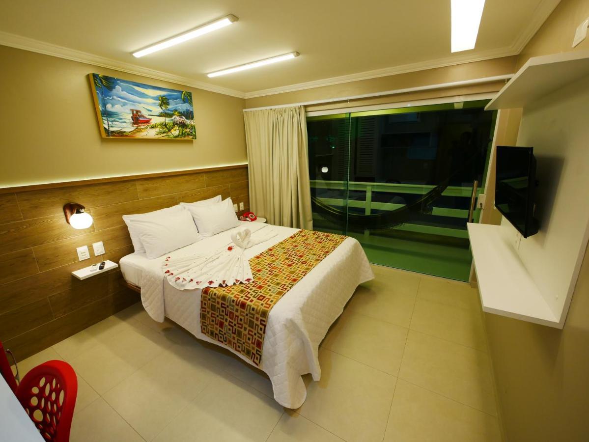 Master Casal com Varanda Vista Piscina