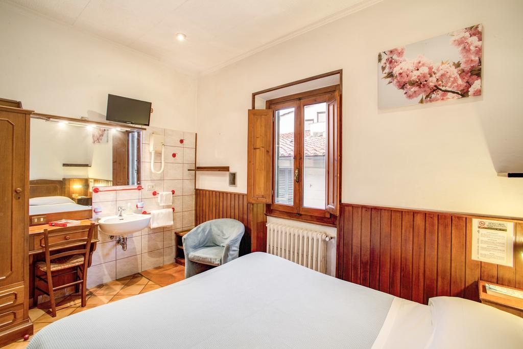 Quarto com Cama de Casal ou 2 de Solteiro e Banheiro Compartilhado