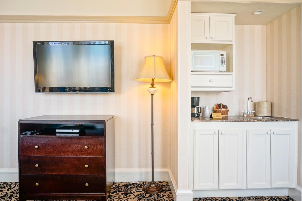 One-Bedroom Suite,697851201:JPEG