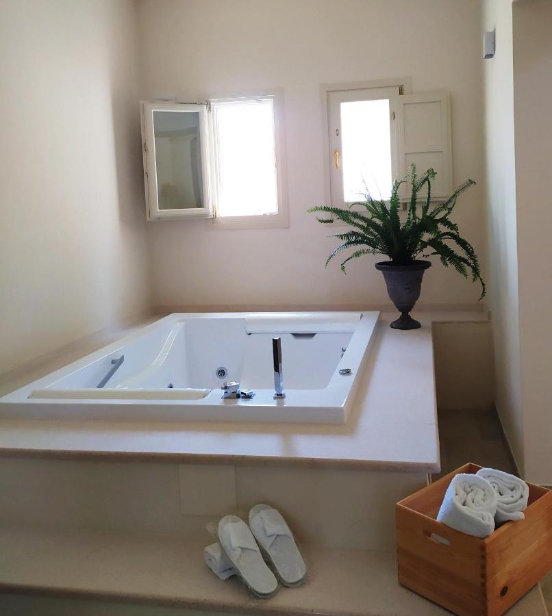 Deluxe Suite Spa Bath