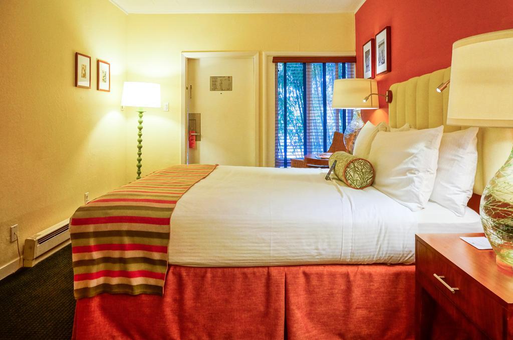 Kamer met Queensize Bed en Uitzicht op het Zwembad
