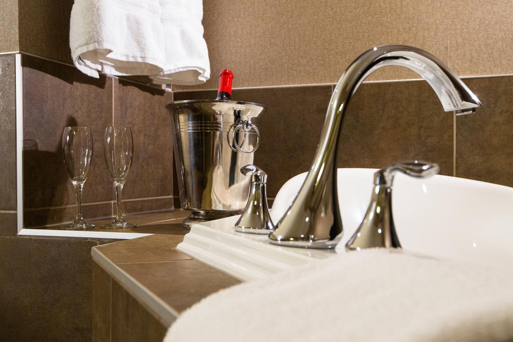 King Suite with Spa Bath,738440719:JPEG