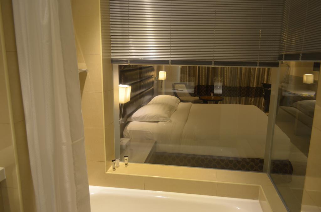 Deluxe Kamer met Kingsize Bed (met Glazen Badkamer en Bad)