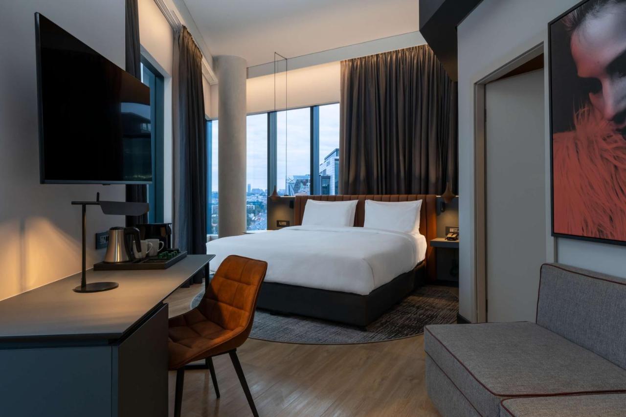 One-Bedroom Suite with Lounge Access
