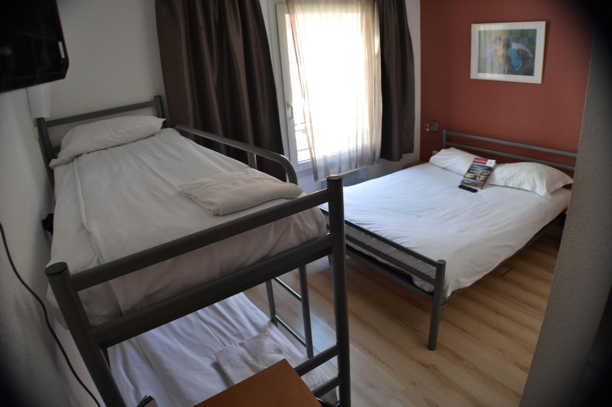 Camera Quadrupla con 1 Letto Matrimoniale e 2 Letti a Castello