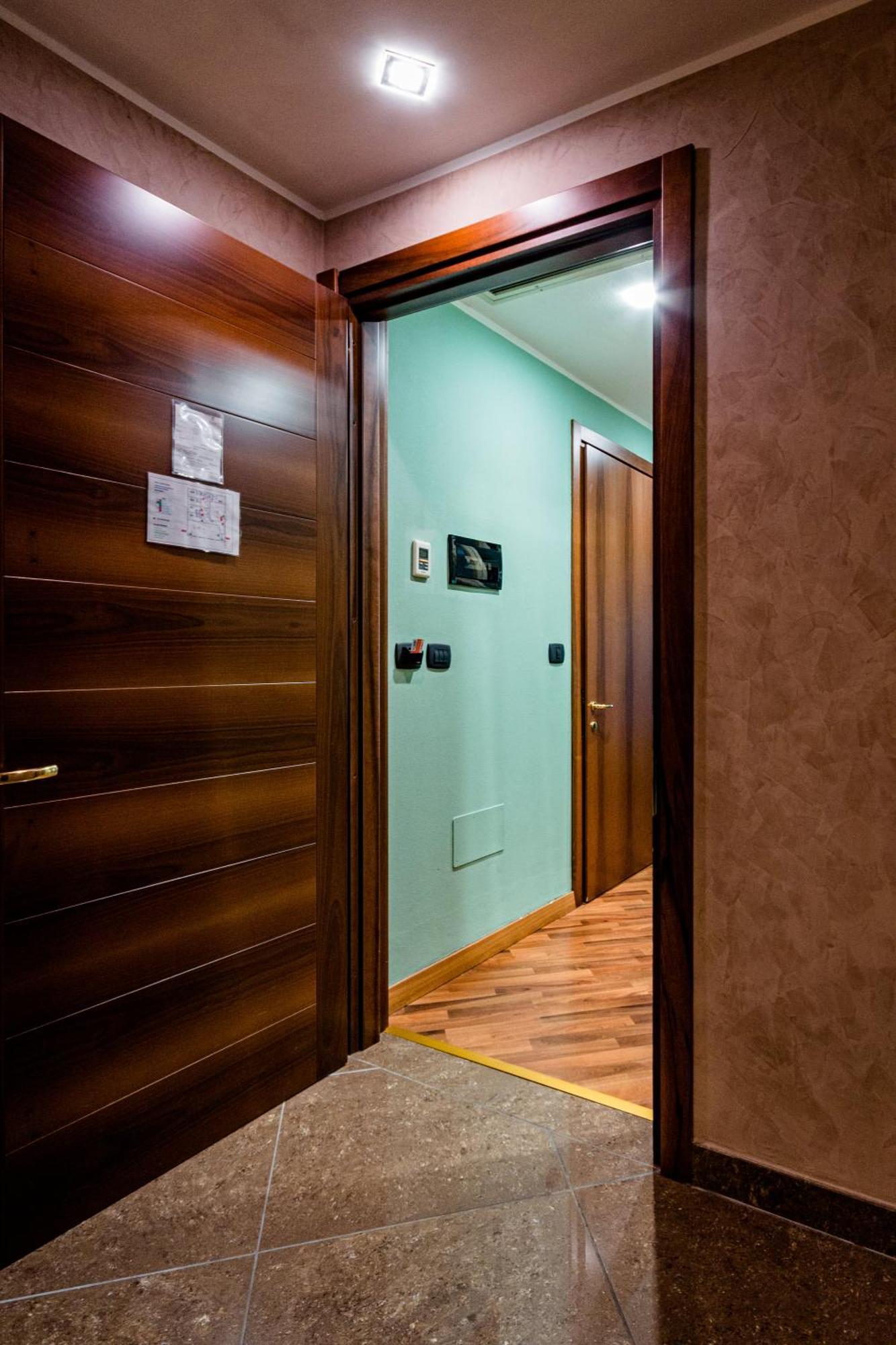 King Room with Roll-In Shower - Disability Access
