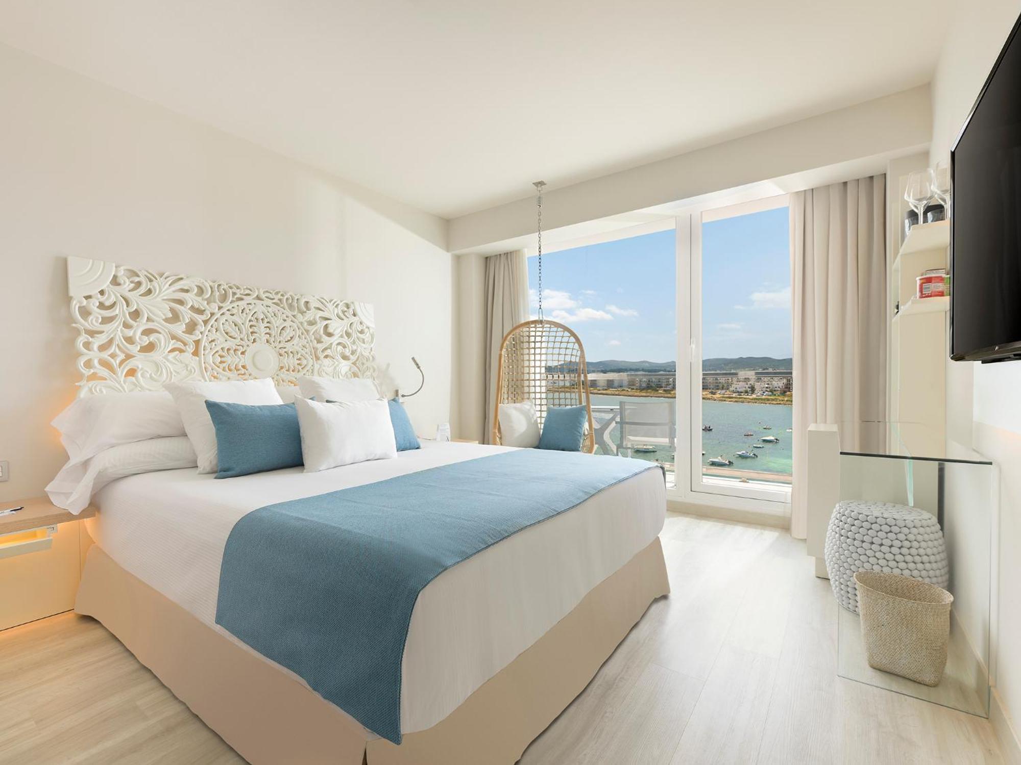 Deluxe Double or Twin Room with Pool View The One Keep the secret