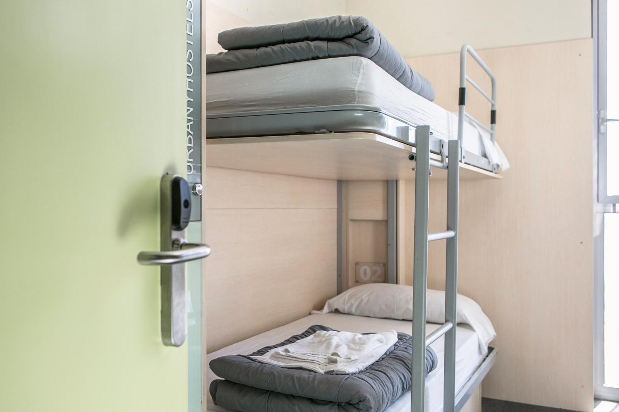 Tweepersoonskamer met 2 Aparte Bedden en Eigen Badkamer