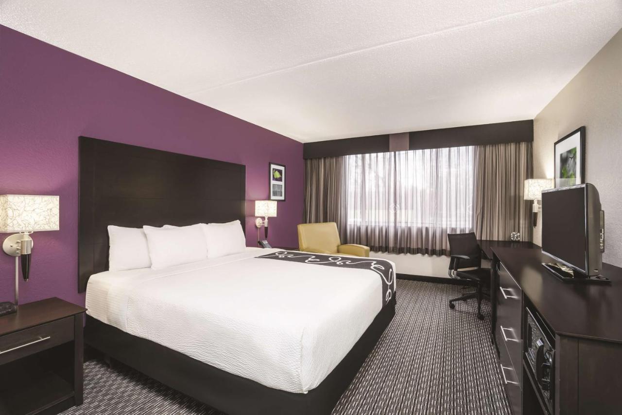 King Room with Bath Tub - Mobility Accessible/Non-Smoking