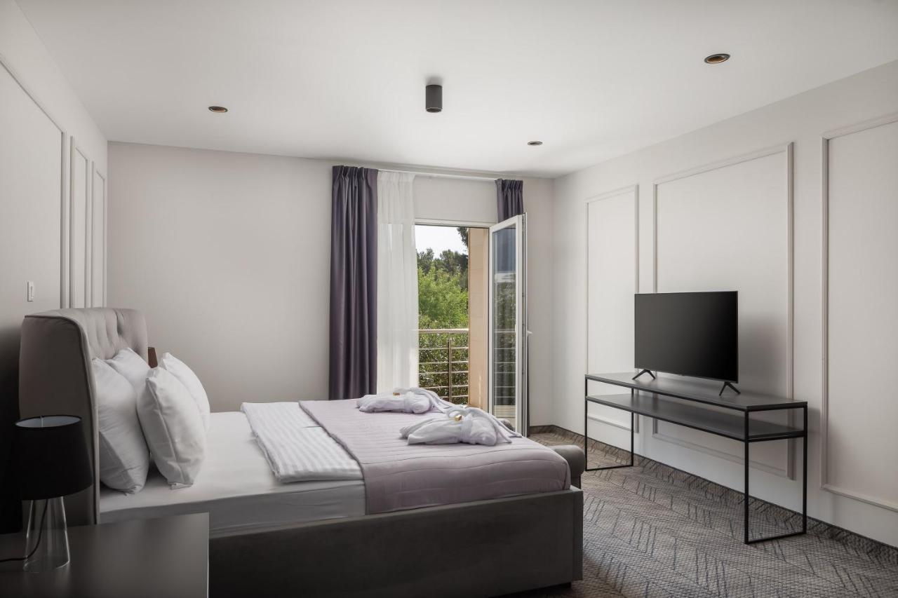 Suite with Private Garden & Hot Tub
