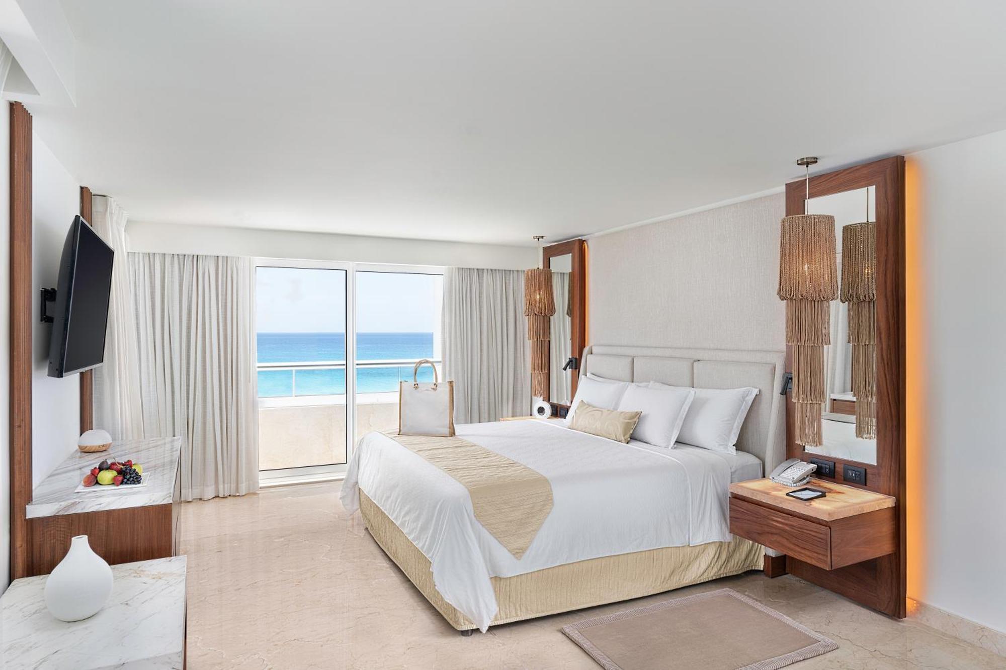 Superior Governor Suite Partial Ocean View King Size Bed