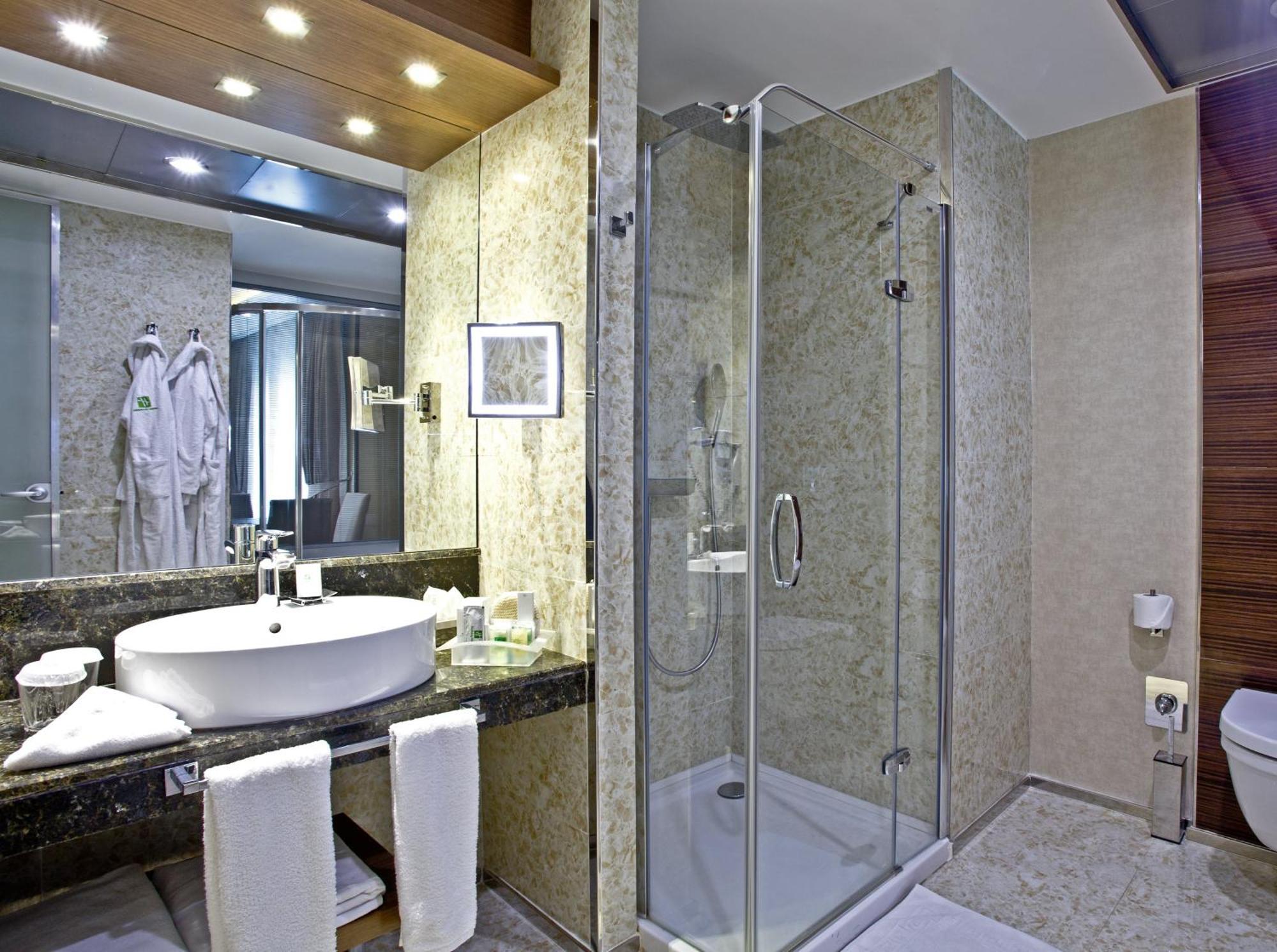 King Suite with Jetted Tub