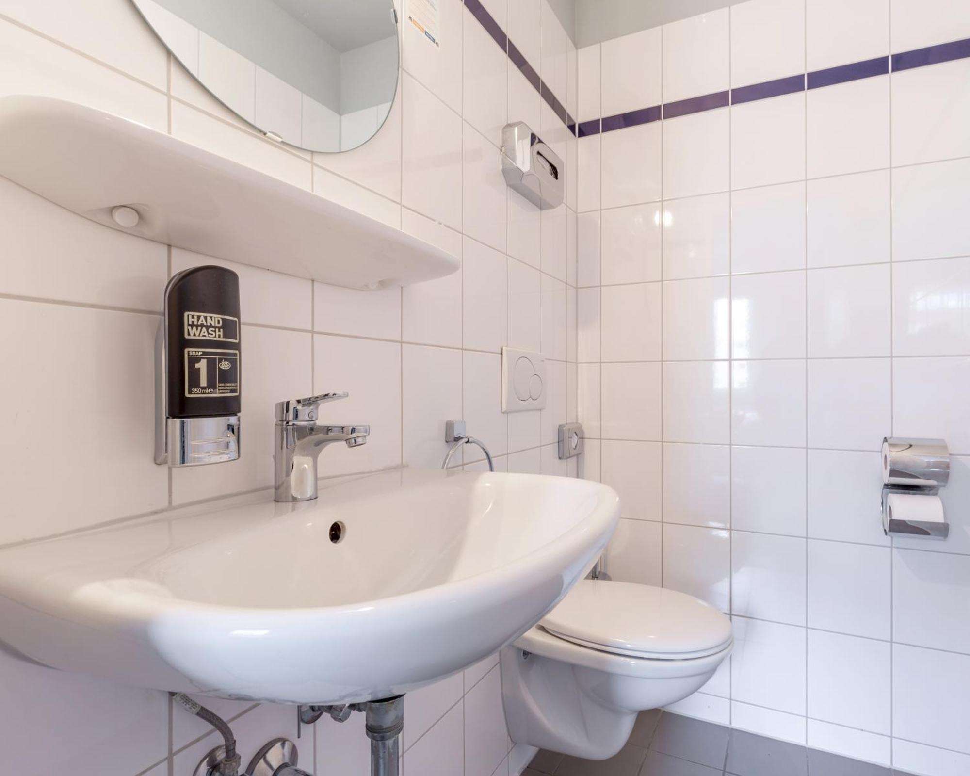 Cama en habitación compartida femenina de 8 camas