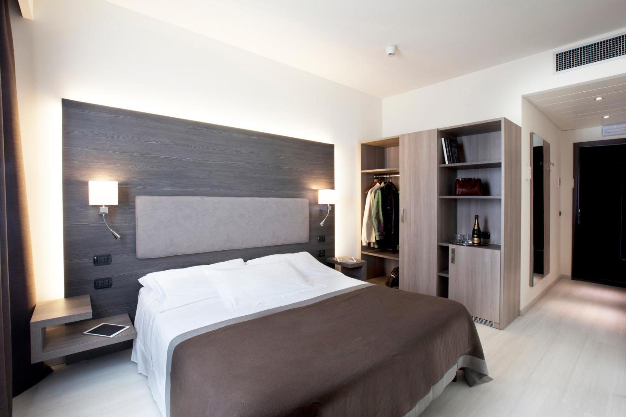 Superior Doppelzimmer mit Balkon und Aussicht auf den See/Platz