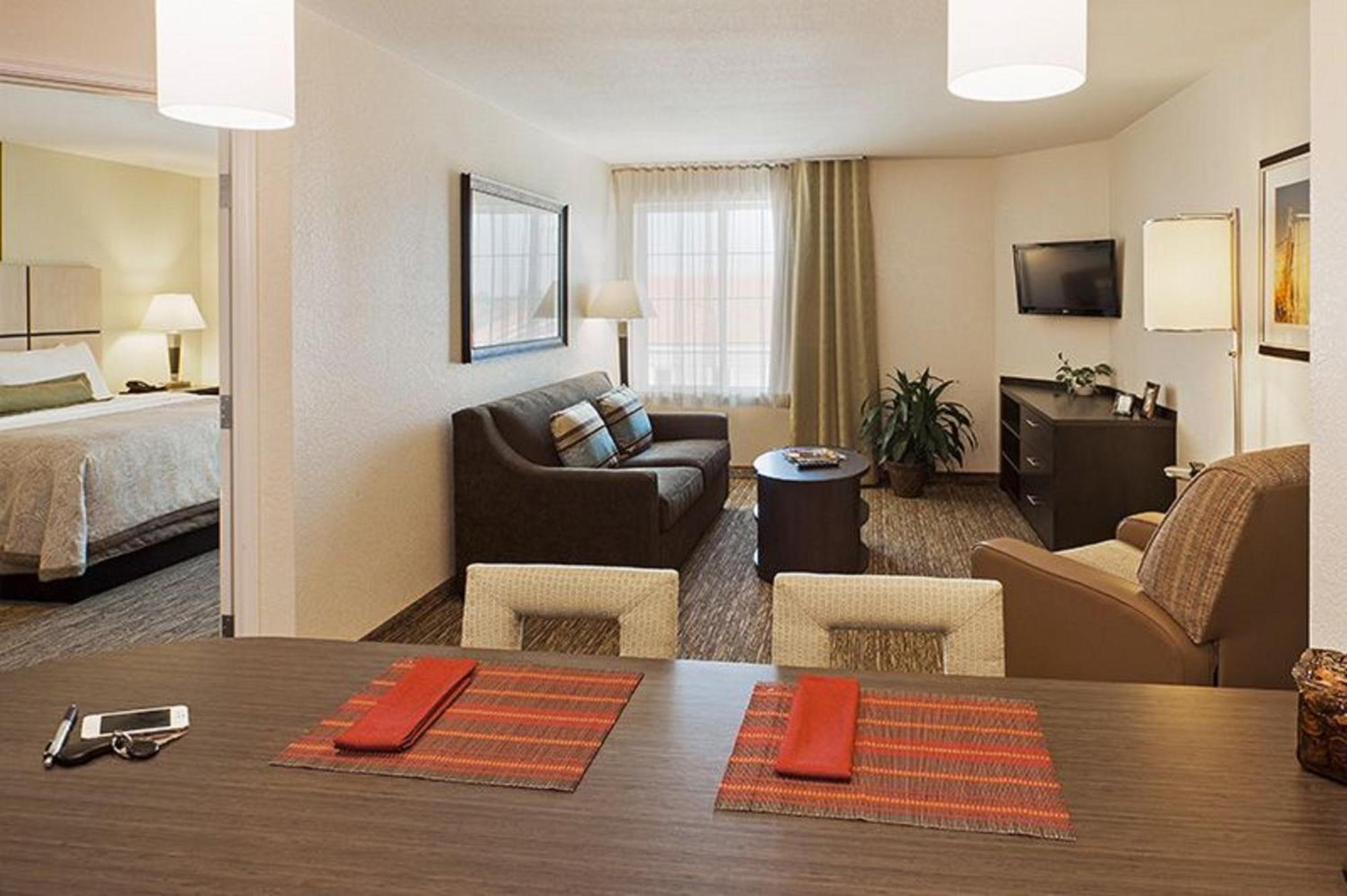 One-Bedroom Queen Room with Mobility Accessible Tub - Non-Smoking