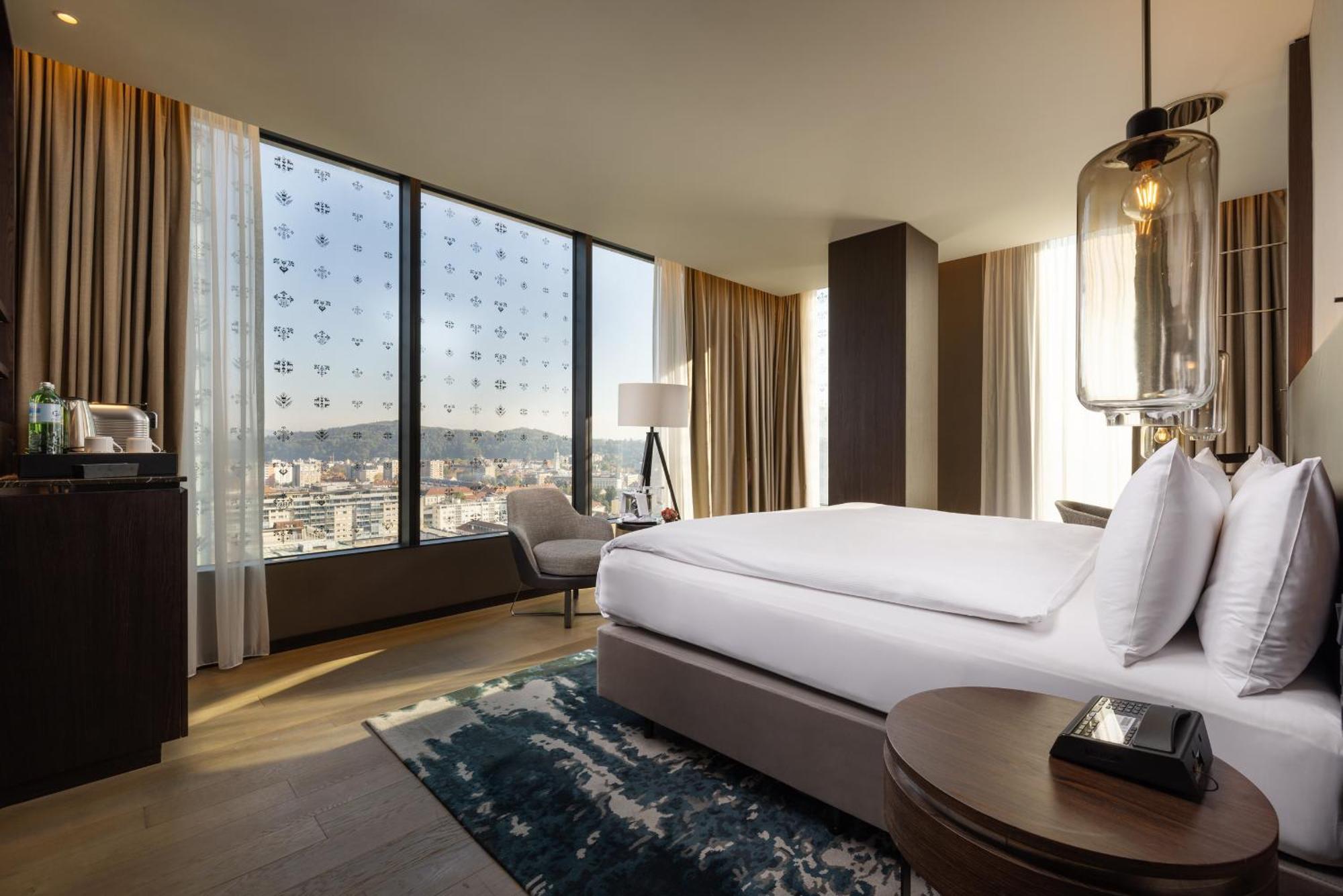 1 King Bed Premium Lounge Access,1162844436:JPEG