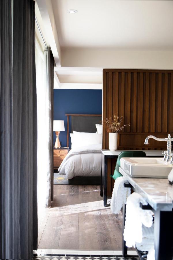 Habitación con cama grande