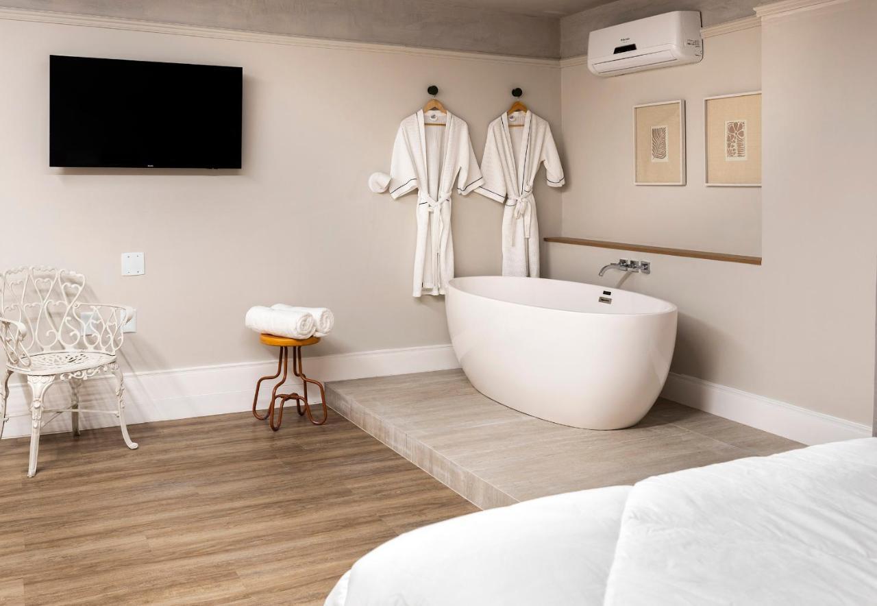 Deluxe Double Room Bath