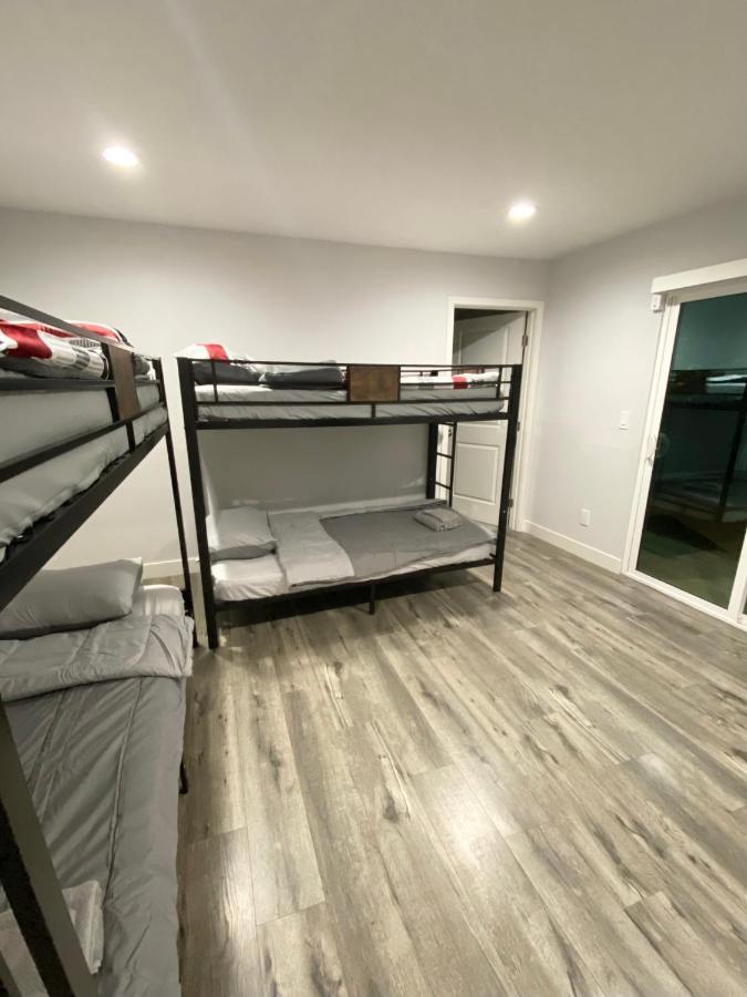 Cama en habitación compartida con 4 camas