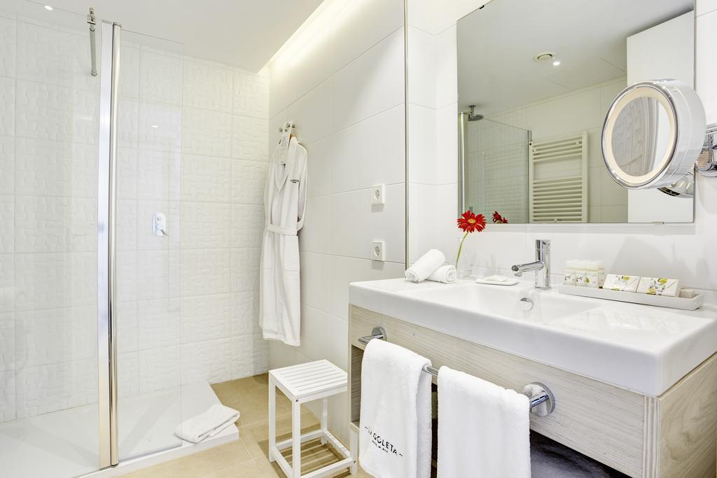 Habitación Superior con balcón y vistas directas al mar