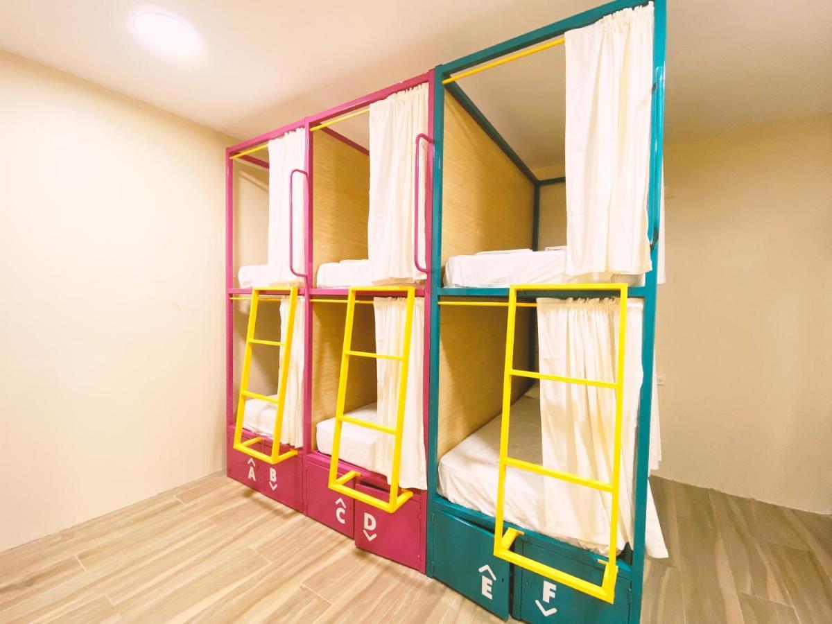 Cama em Dormitório Misto com 6 Camas e Banheiro Privativo
