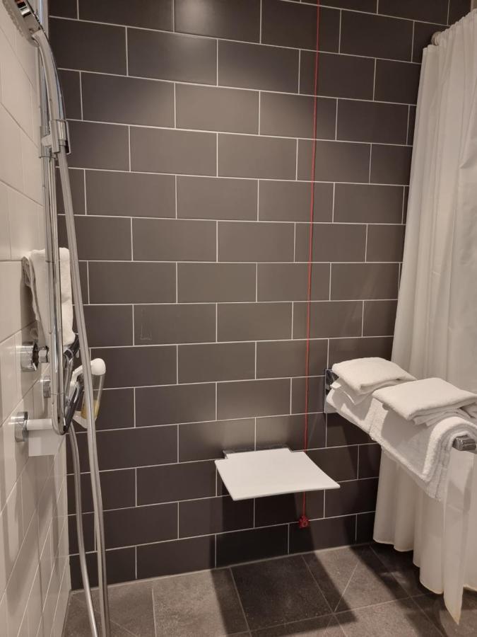 Standard Queen Room Accessible,1458341920:JPEG
