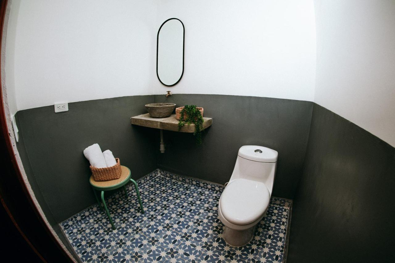 Quarto com 2 Camas de Solteiro e Banheiro Compartilhado