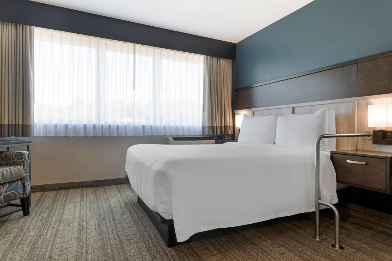 Queen Room with Roll-In Shower - Disability/Non-Smoking