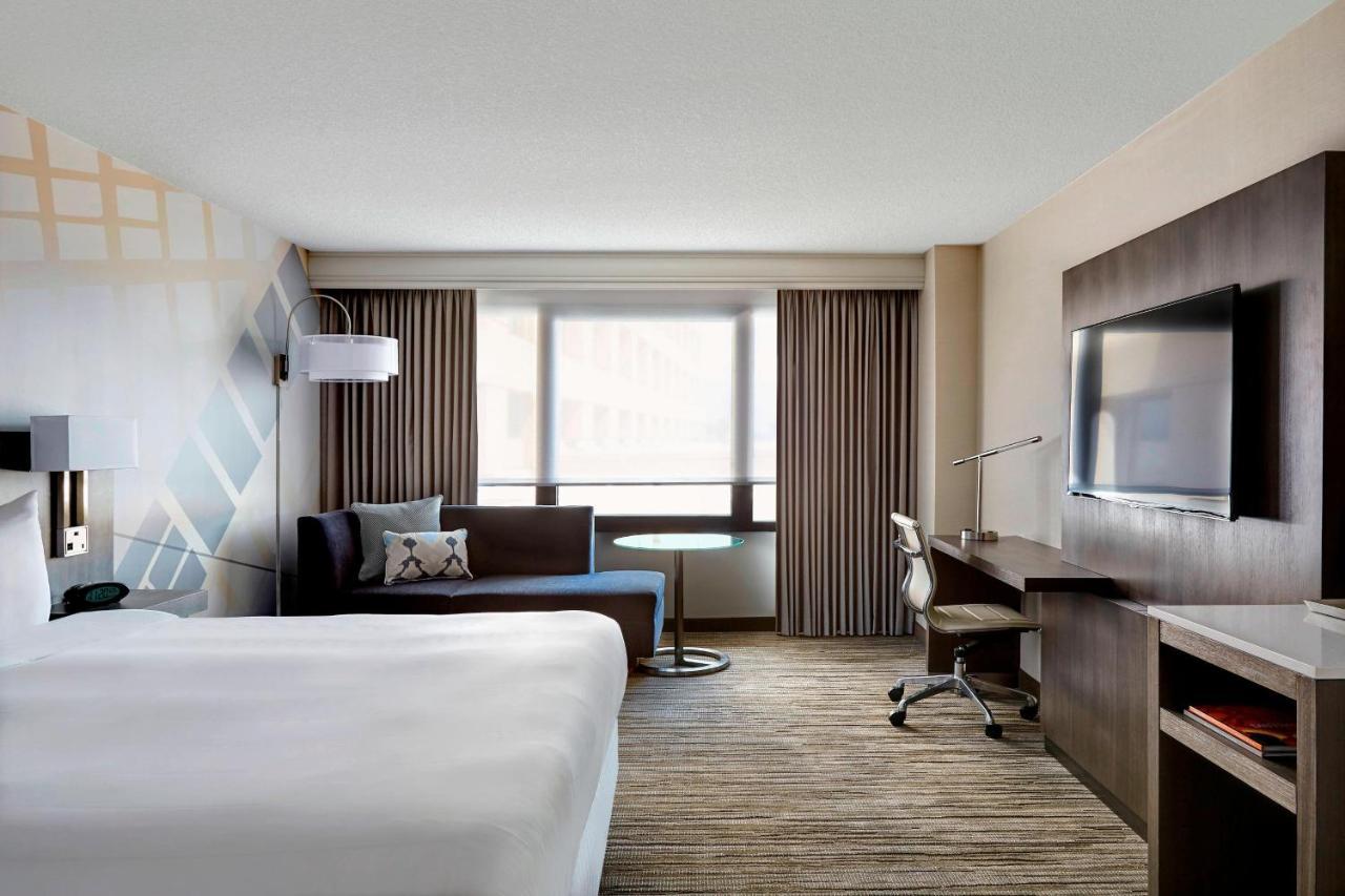 Zimmer mit Kingsize-Bett