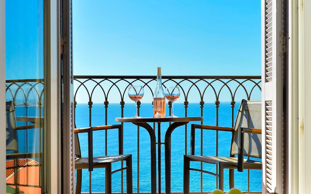 Habitación Doble Superior con balcón y vistas directas al mar