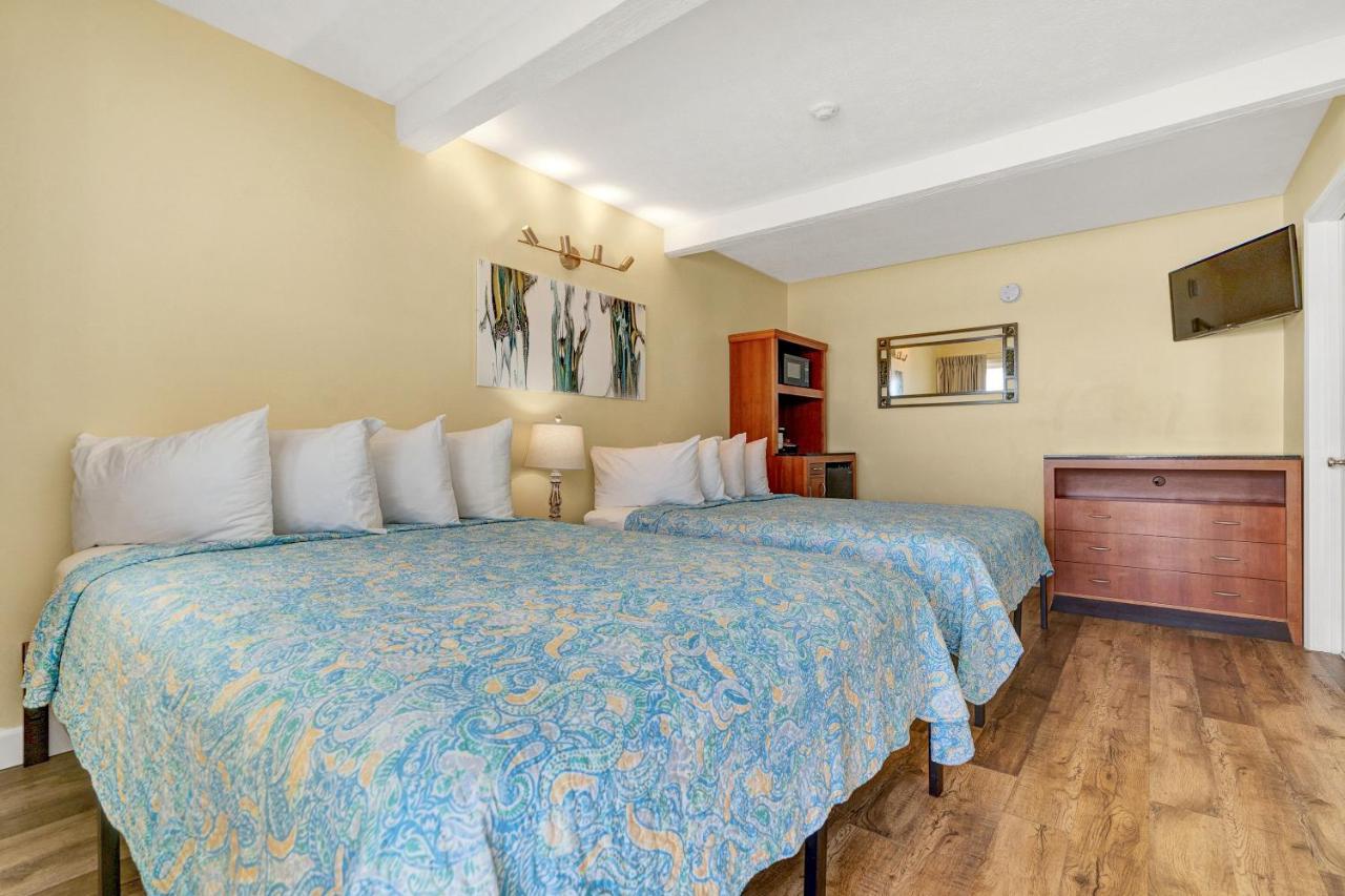 Queen Room Two Queen Beds Landside