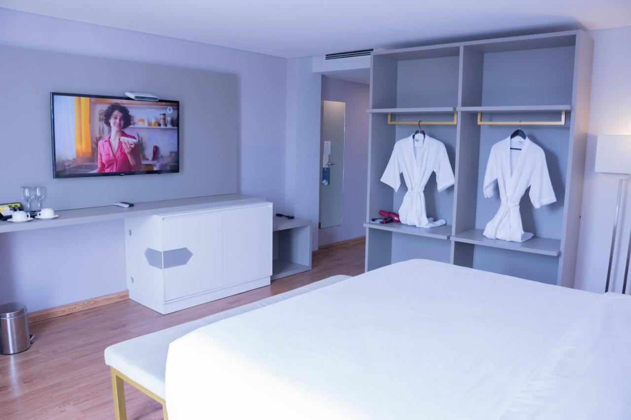 Quarto com Cama King-size e Vista da Piscina