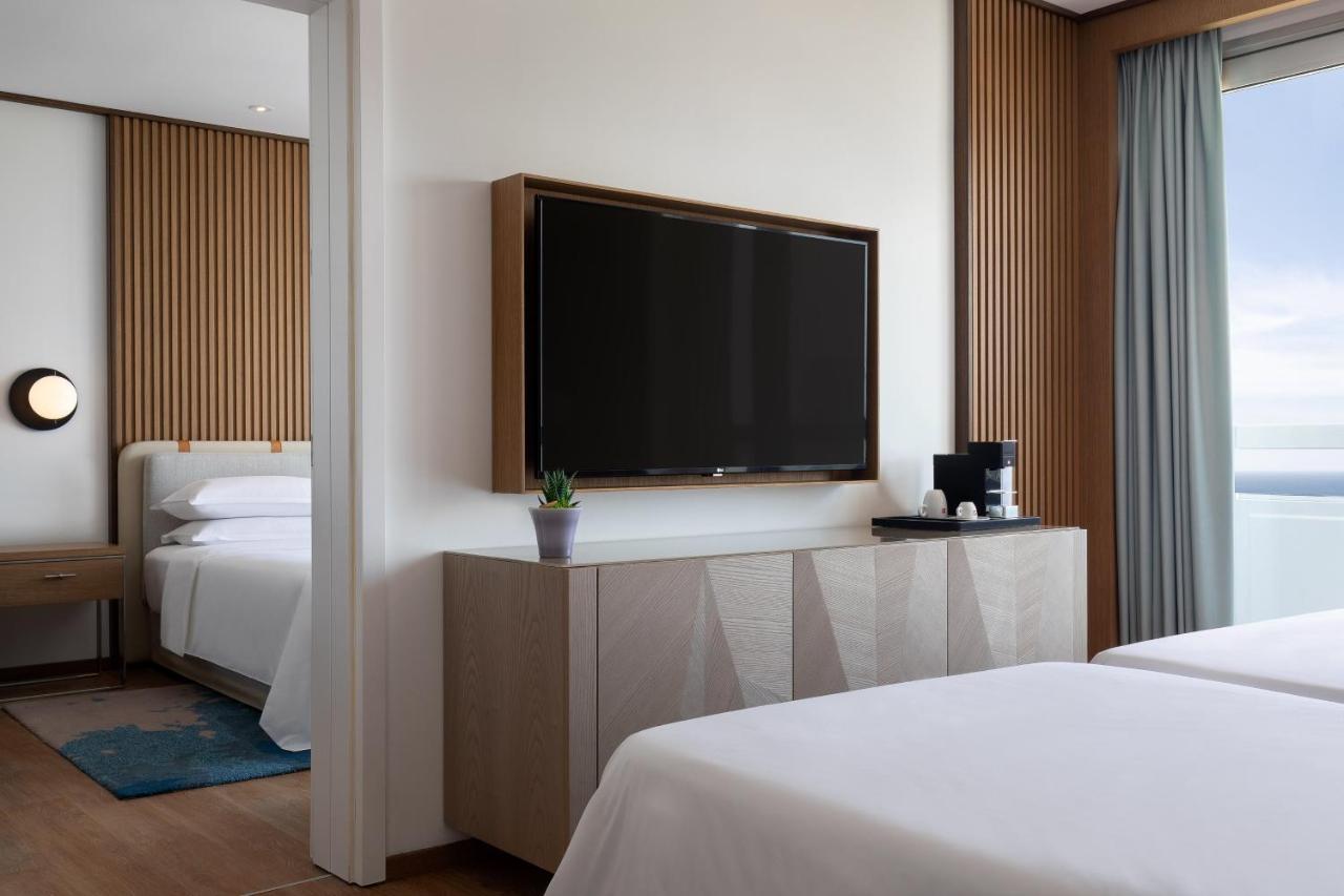 Deluxe Queen Room with Balcony and Sea View