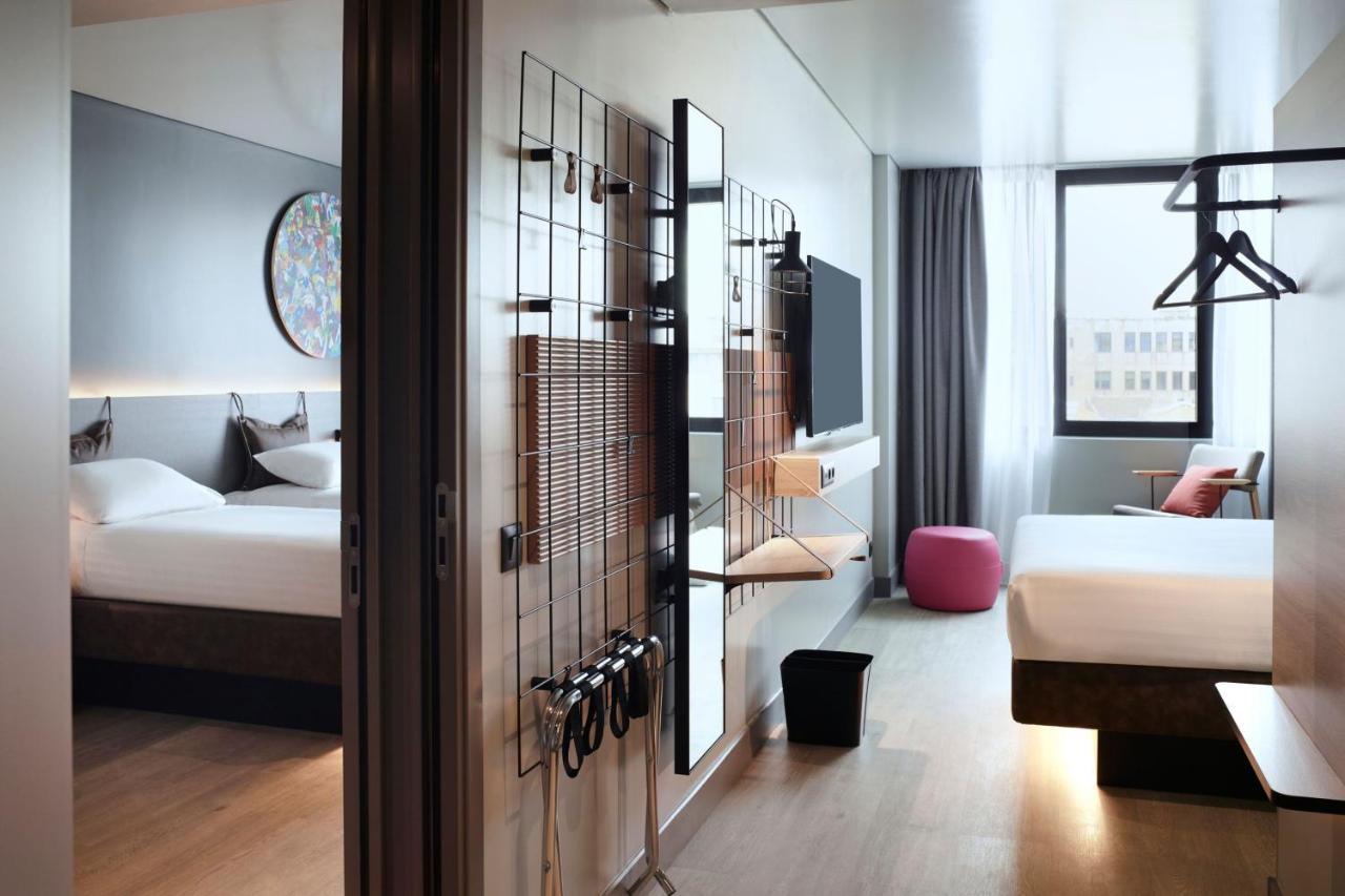 Habitación con cama grande y vistas limitadas