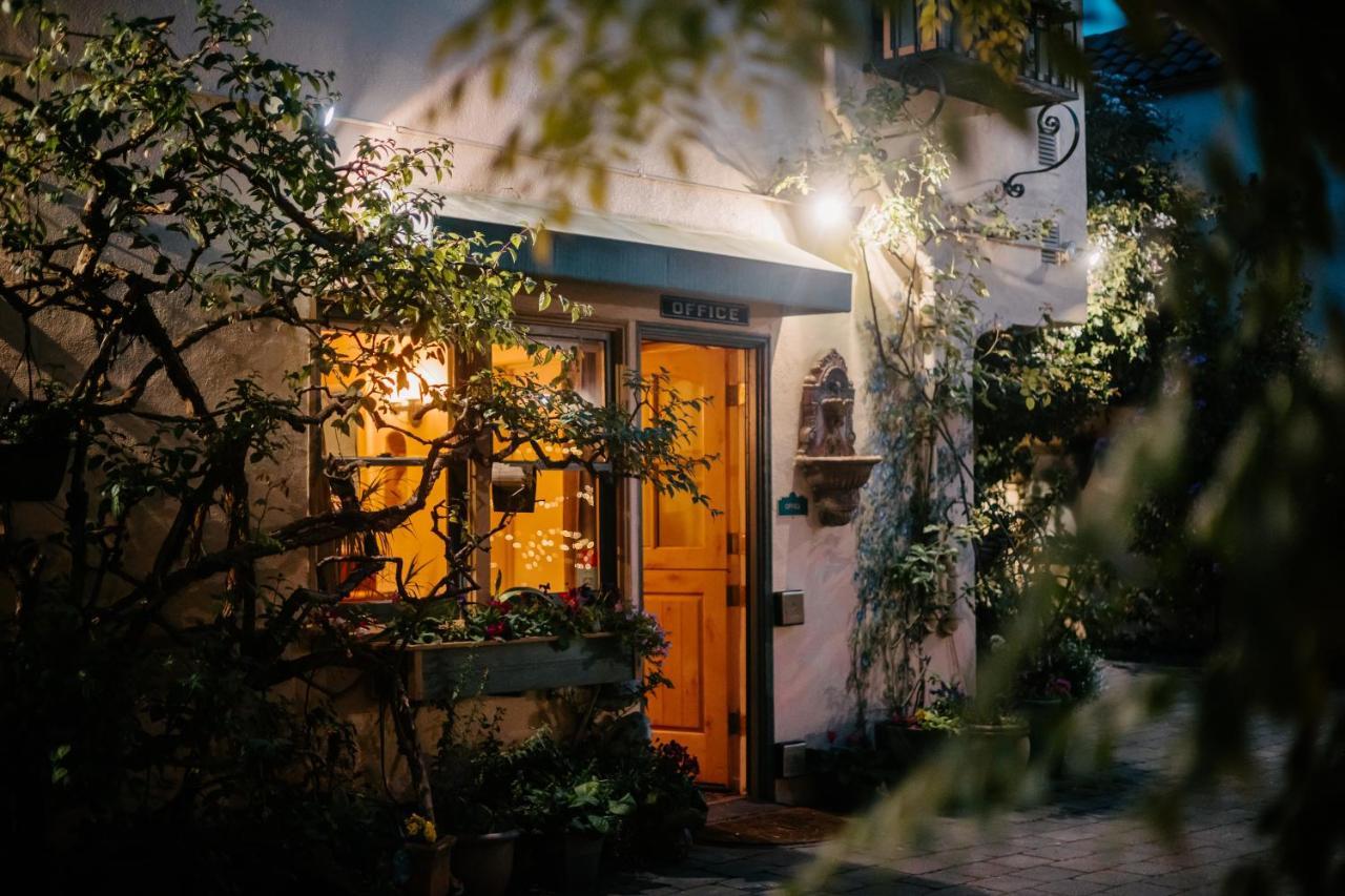 Street Facing Queen room Kitchen Dog Friendly