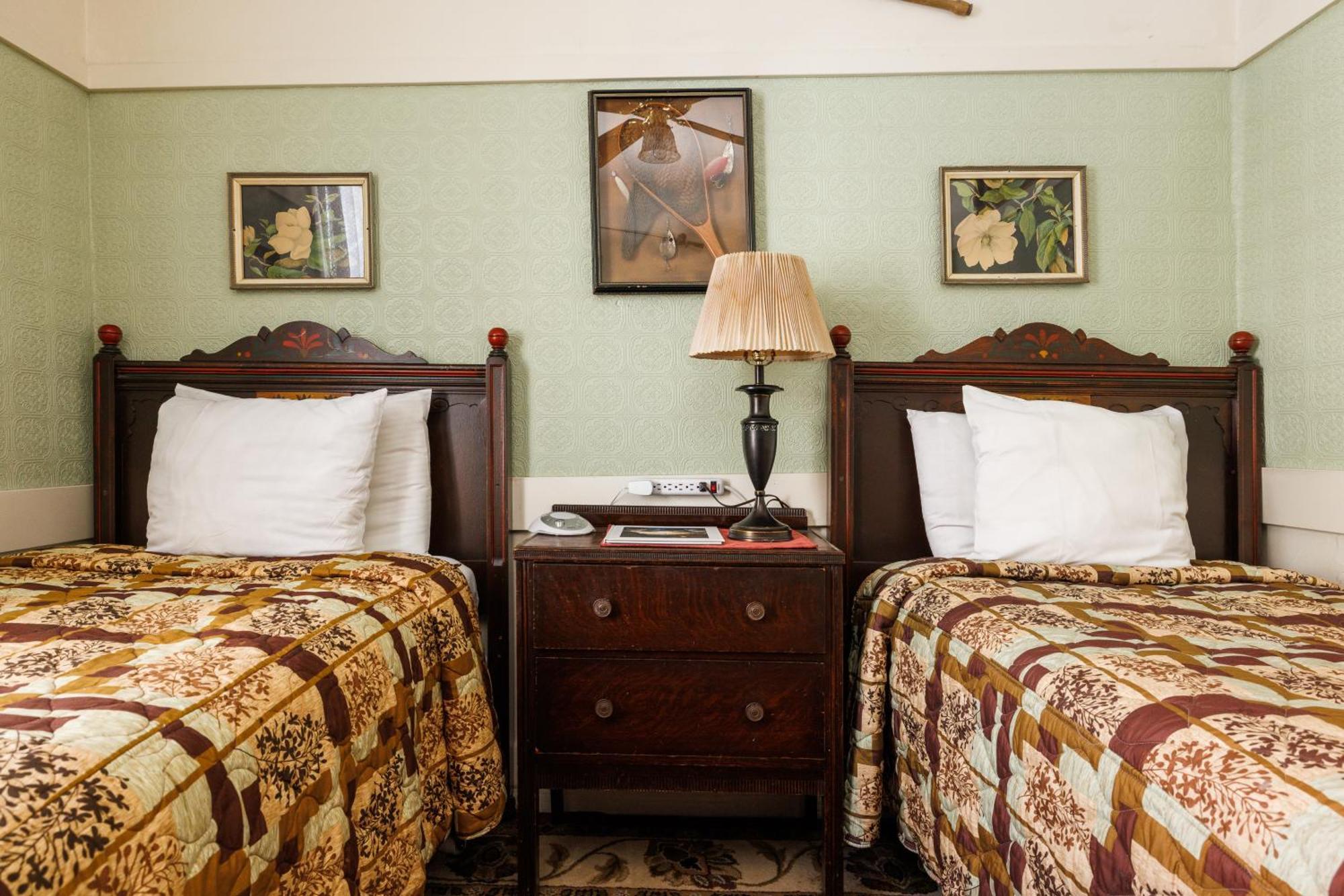 2 Aparte Bedden met Gedeelde Badkamer