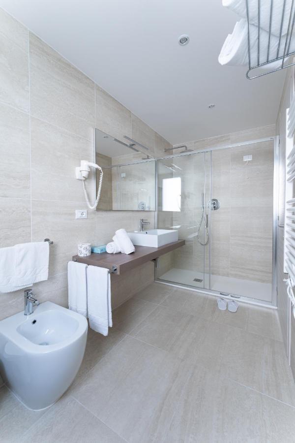 Deluxe Doppelzimmer mit Balkon und seitlichem Meerblick