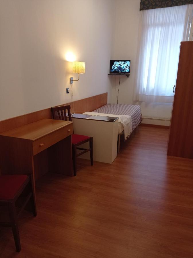 Quarto Individual com Casa de Banho