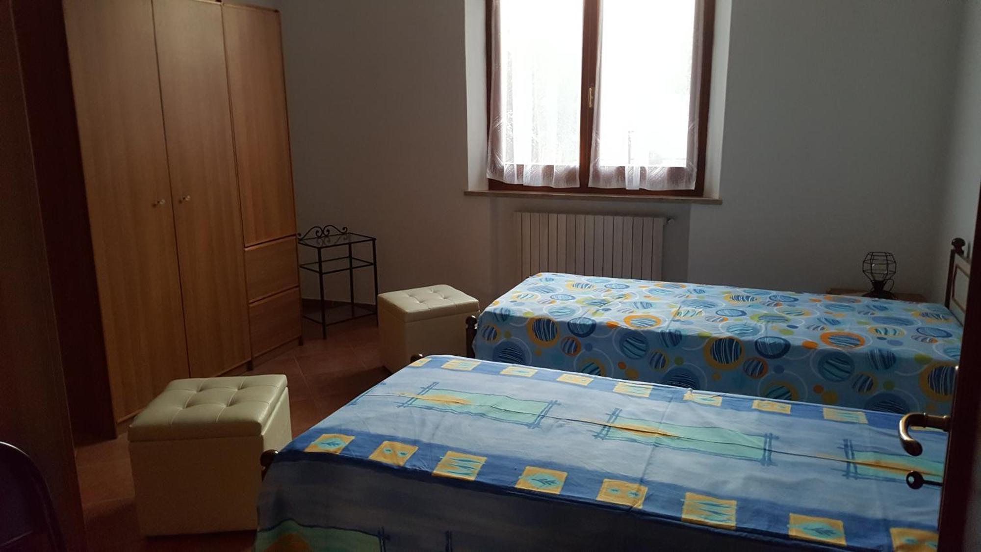 Camera Doppia con Letti Singoli e Bagno in Comune