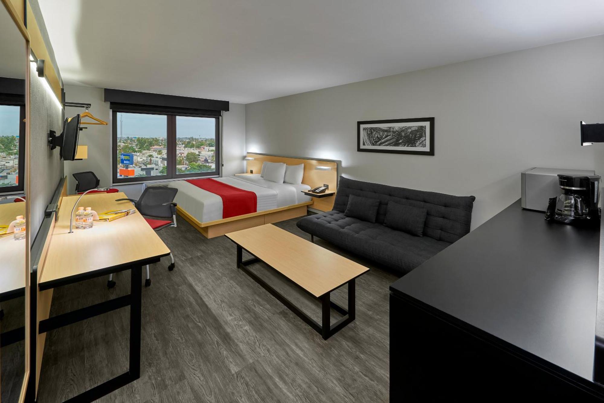 Habitación Doble Superior con sofá cama y cama grande