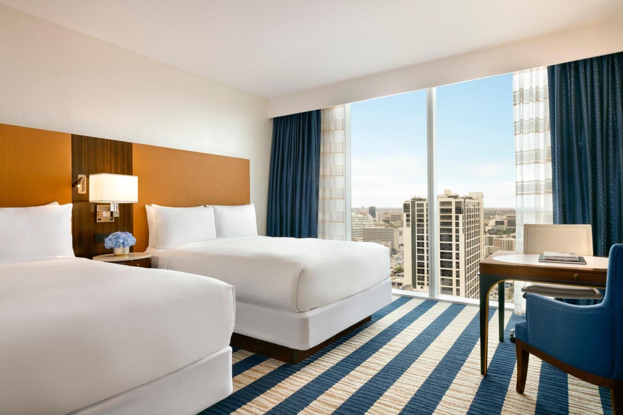 Quarto queen Fairmont com 2 camas queen-size e chuveiro acessível a cadeirantes - Acessível para pessoas com mobilidade reduzida