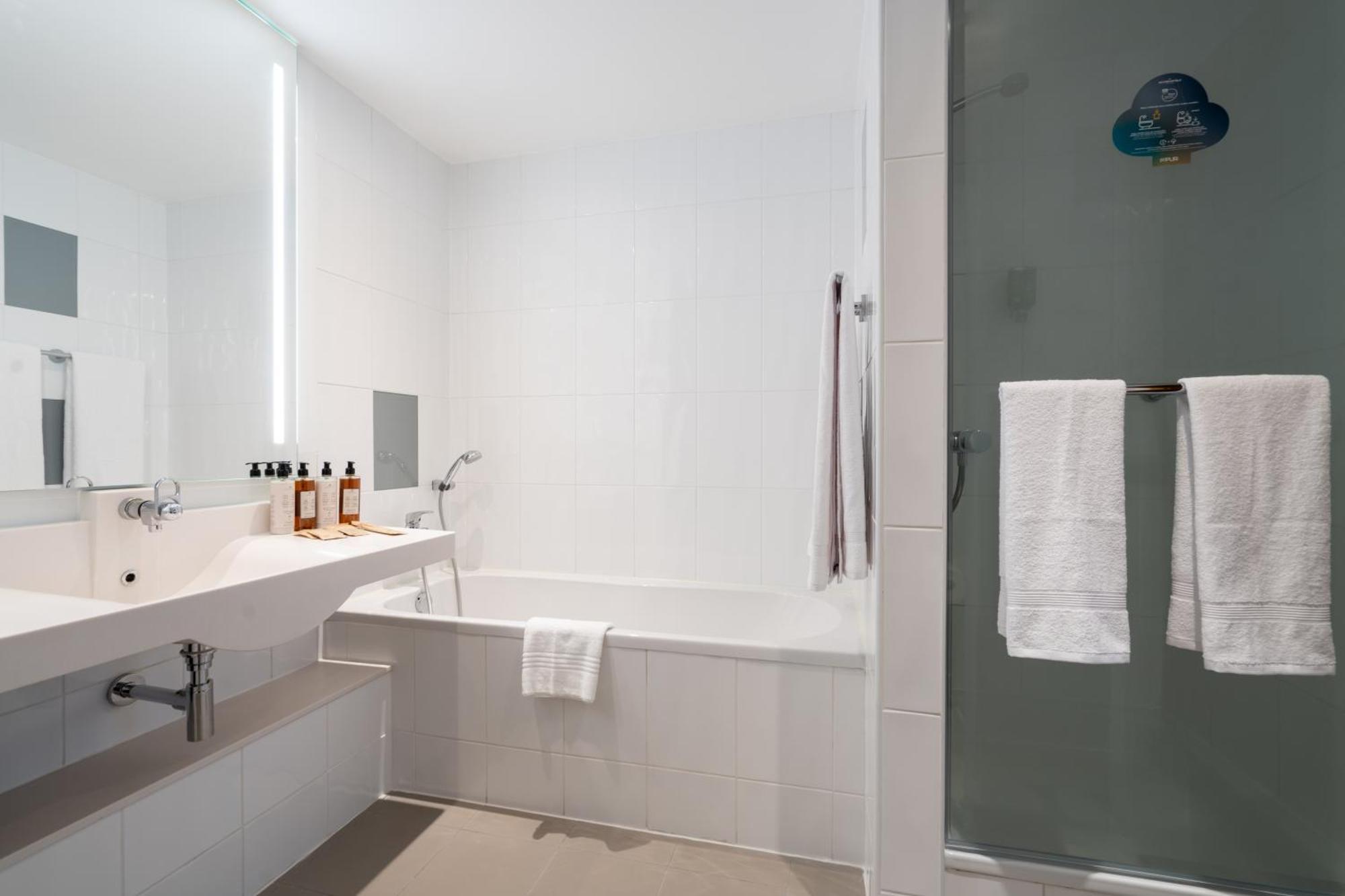 Queen Suite with Sofa in Living Room,1516333534:JPEG