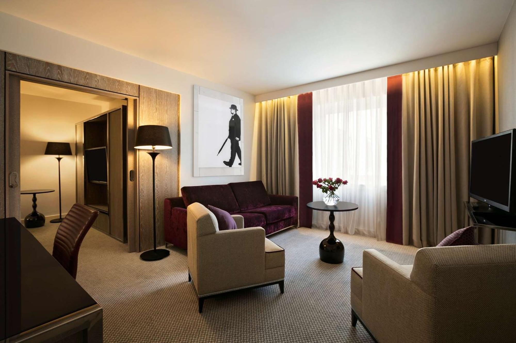 Executive Suite mit Kingsize-Bett und Zugang zur Lounge