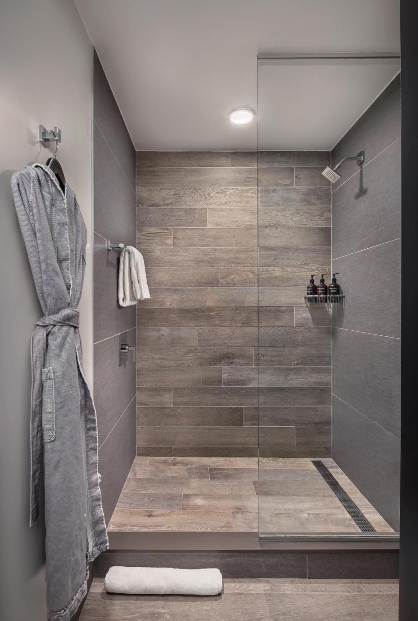 Quarto com Cama King-size e Vista da Piscina