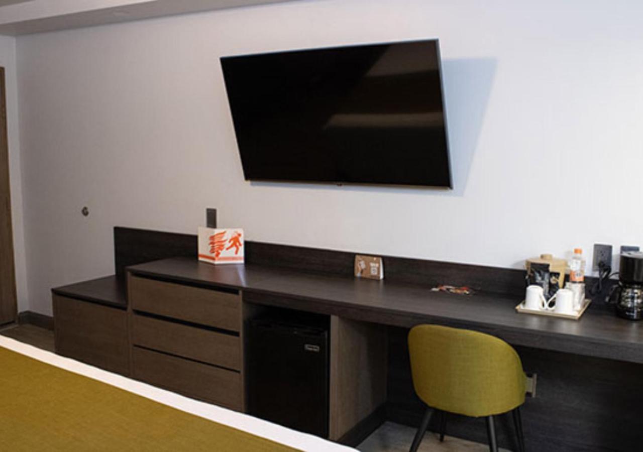 Habitación con cama extragrande.
