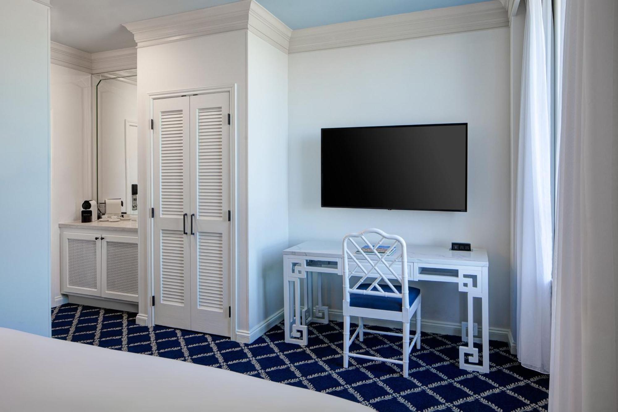 Deluxe King Room with Ocean View - Beachfront,1537522462:JPEG