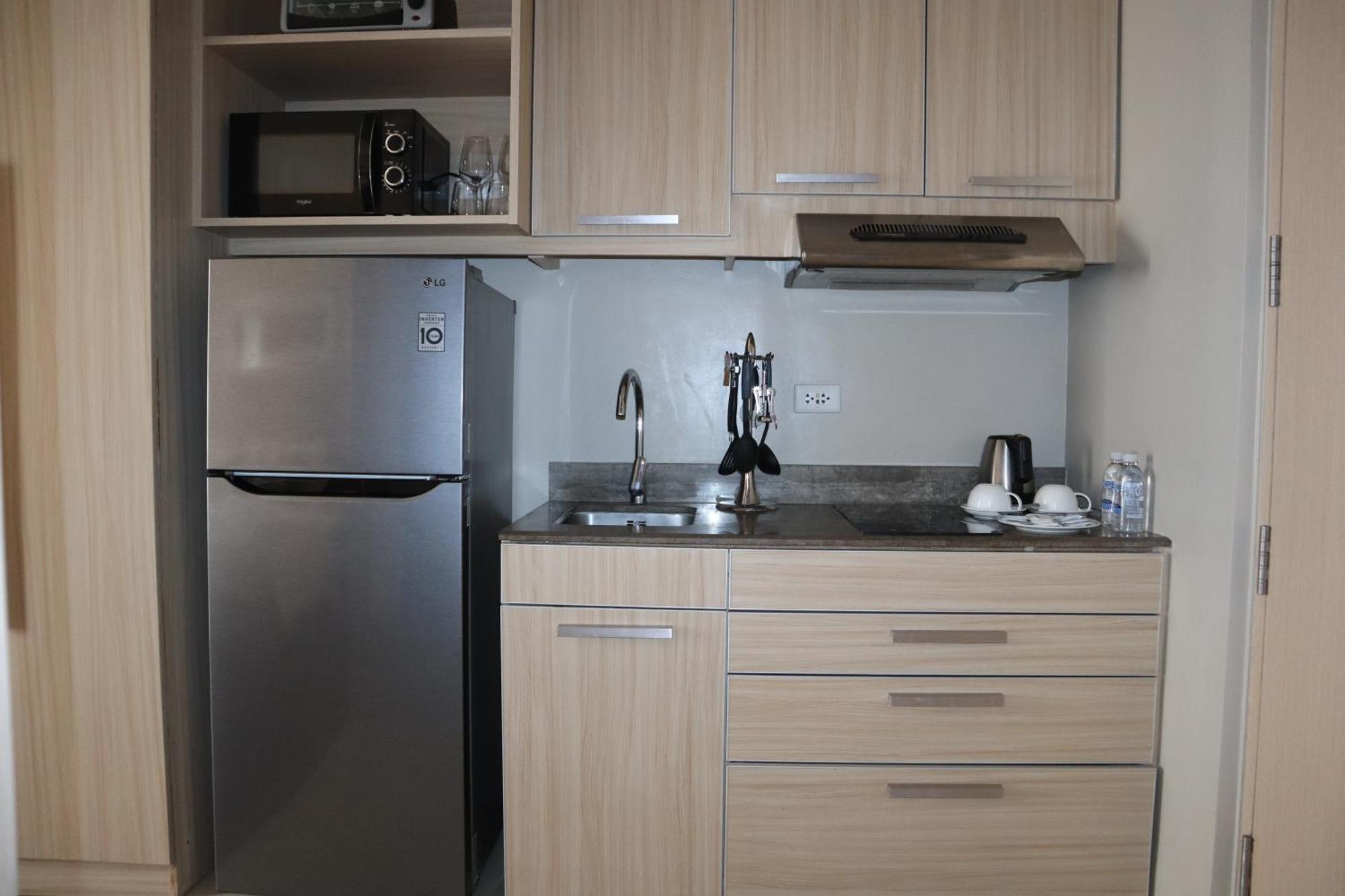 1 King Bed Studio Room Kitchenette